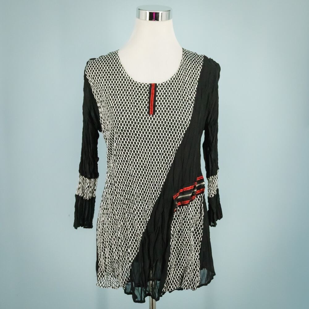 Lindi Size XS Black White Red Truly Rhe Crinkle Long Sleeve Artsy Knit Tunic Top